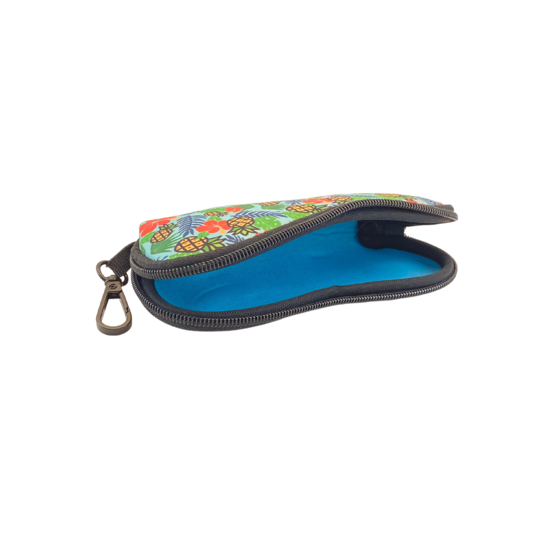Perfect pouch to store Frogglez Goggles. Made from durable neoprene. Sturdy zipper stands up to harsh pool environments. Lightweight at 2 oz, easily attach to your swim bag or backpack. Measures 7.25" long x 3.25" wide. Machine washable.